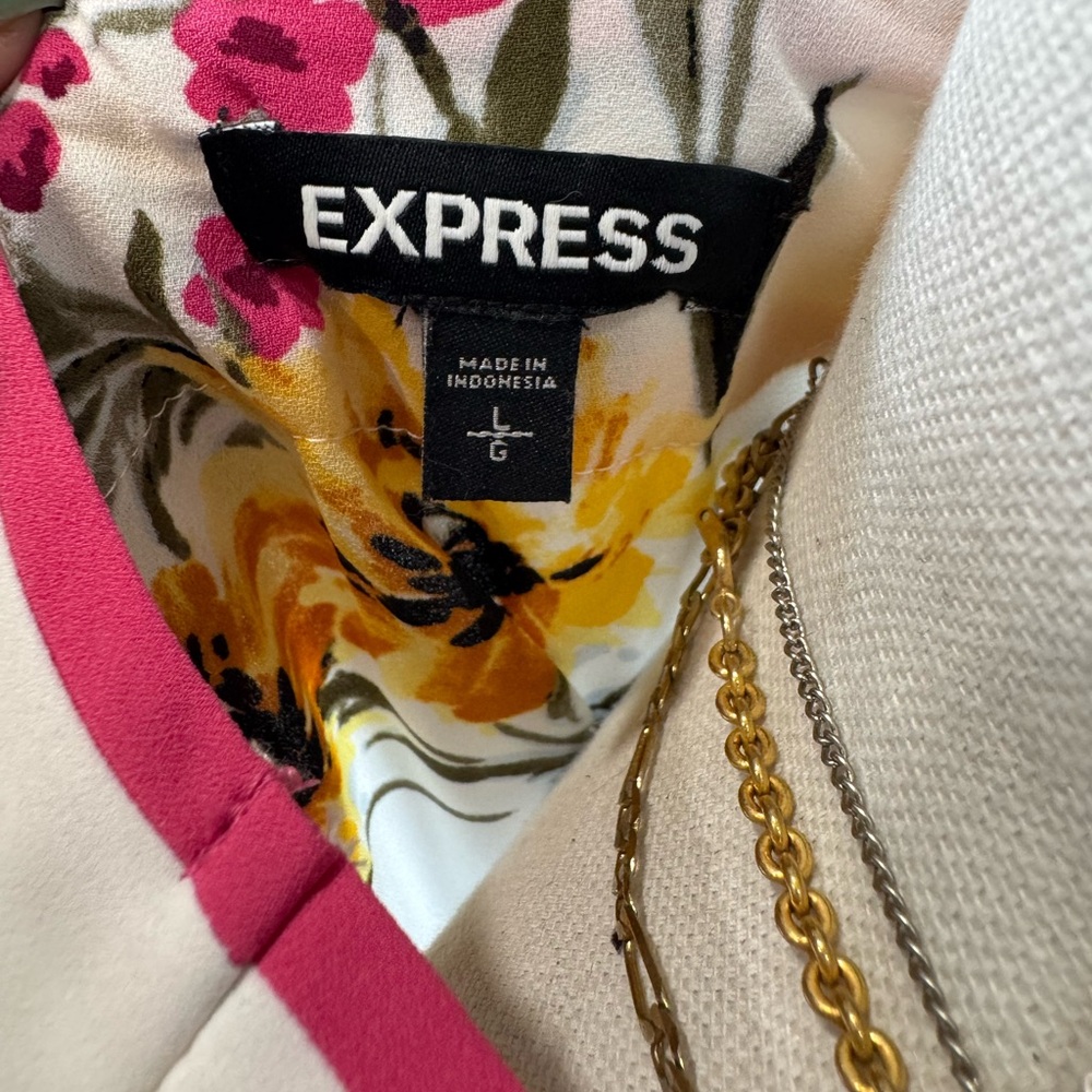 Express Floral V-Neck Women's Top - Picture 3 of 8